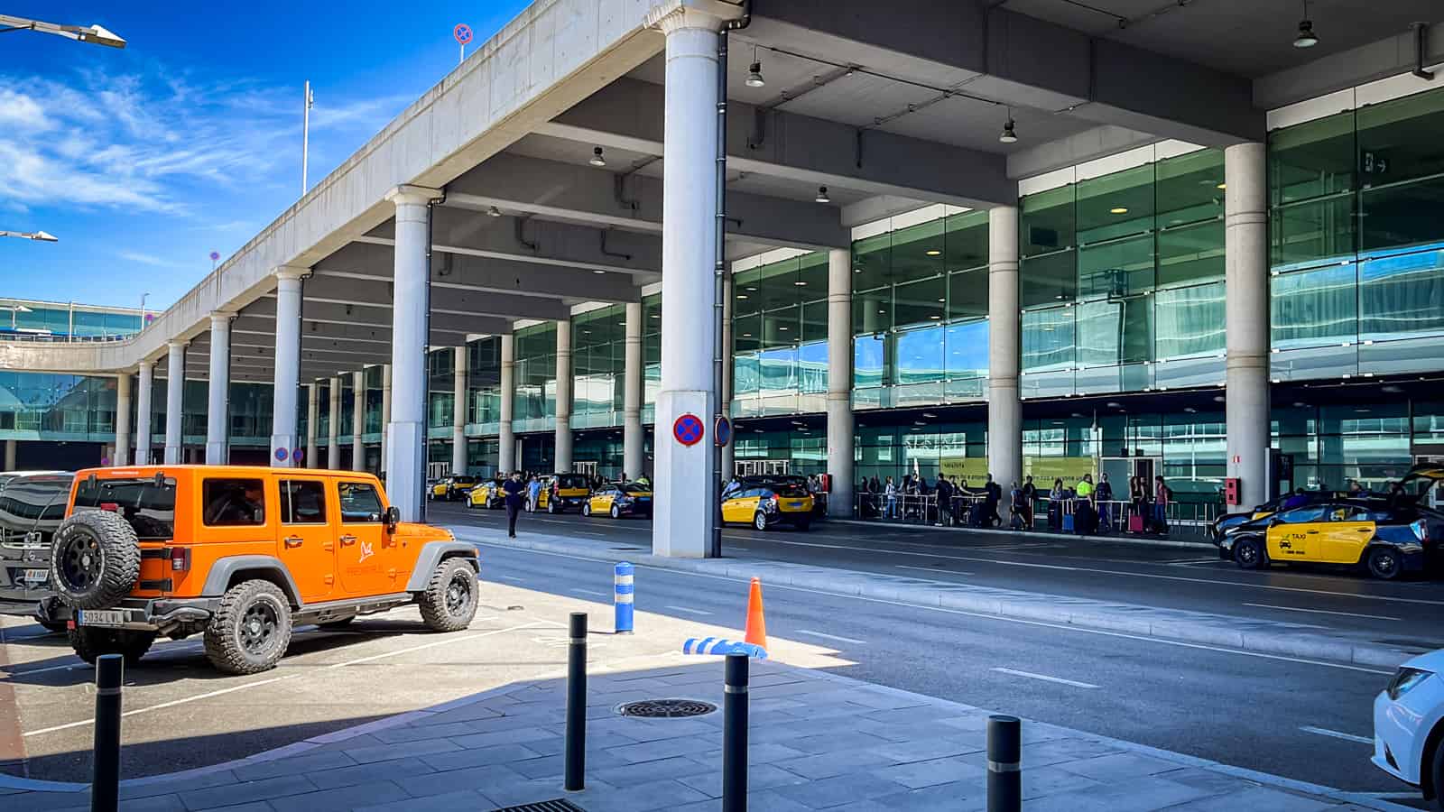 Jeep Wrangler vor dem Flughafen Barcelona Roadtrip 2022 Nordspanien