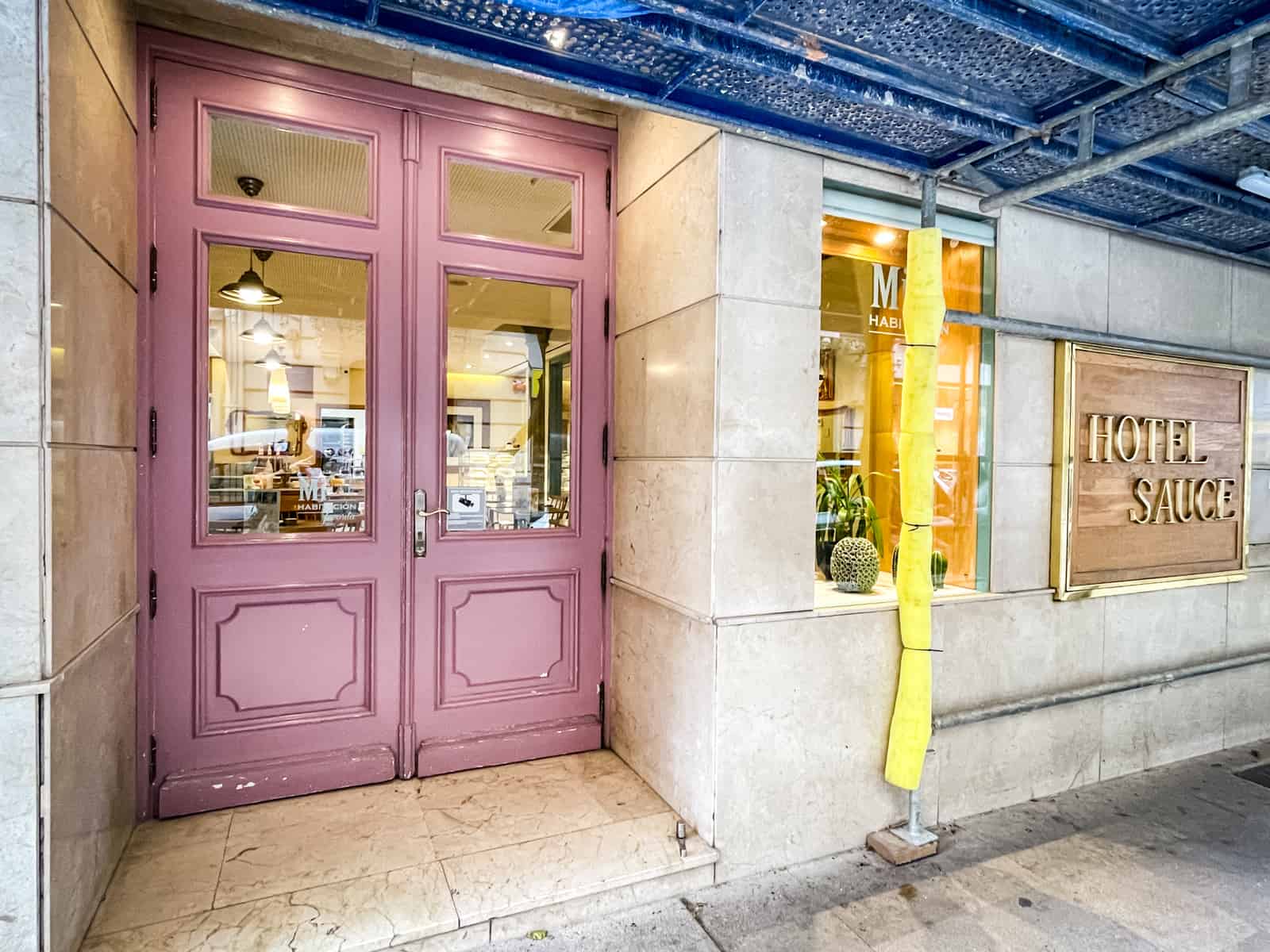 Die rosa Tür führt in das Café, das zum Hotel Sauce gehört.Road Trip 2022 Nordspanien